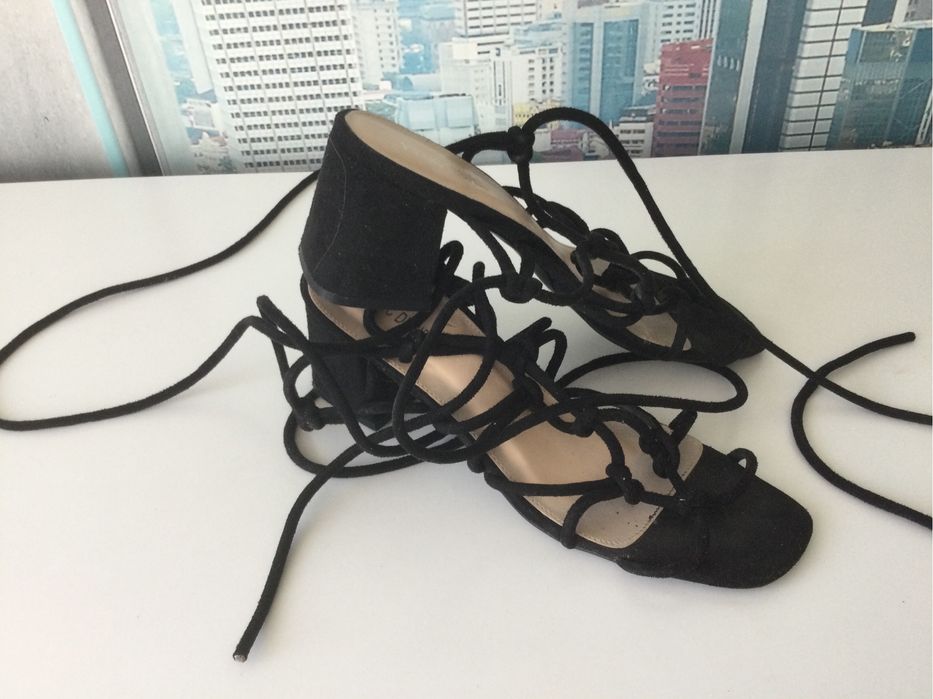 Czarne zamszowe wiązane sandałki na slupku roz.40