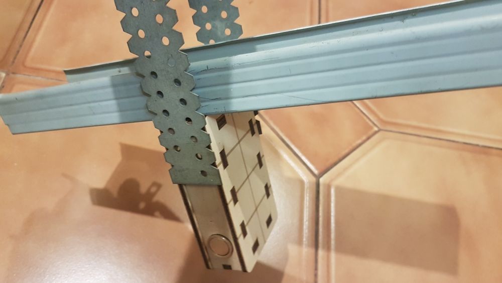 Приспособление магнит для помощи в монтаже гипсокартонных профилей.