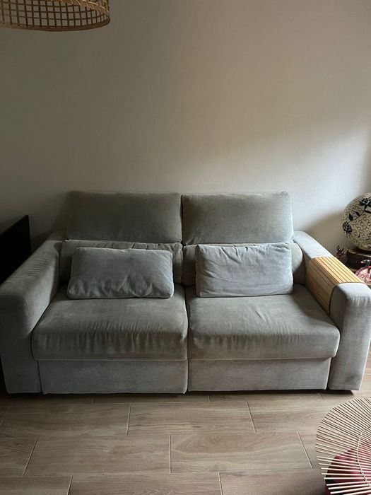 Sofá 2 Lugares – Confortável, Funcional e em Bom Estado (Oeiras)