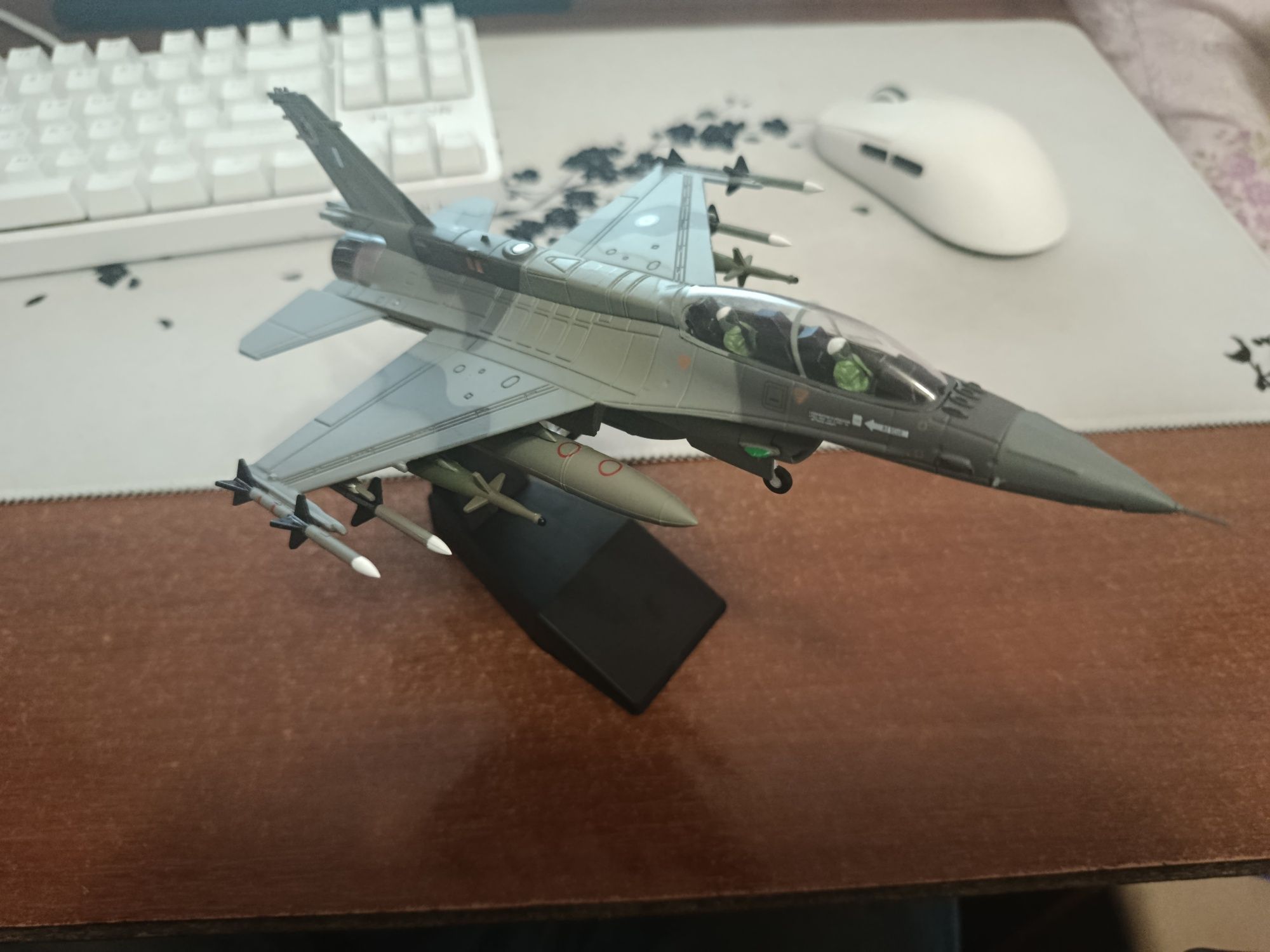 Молекційна модель ф16 1/72