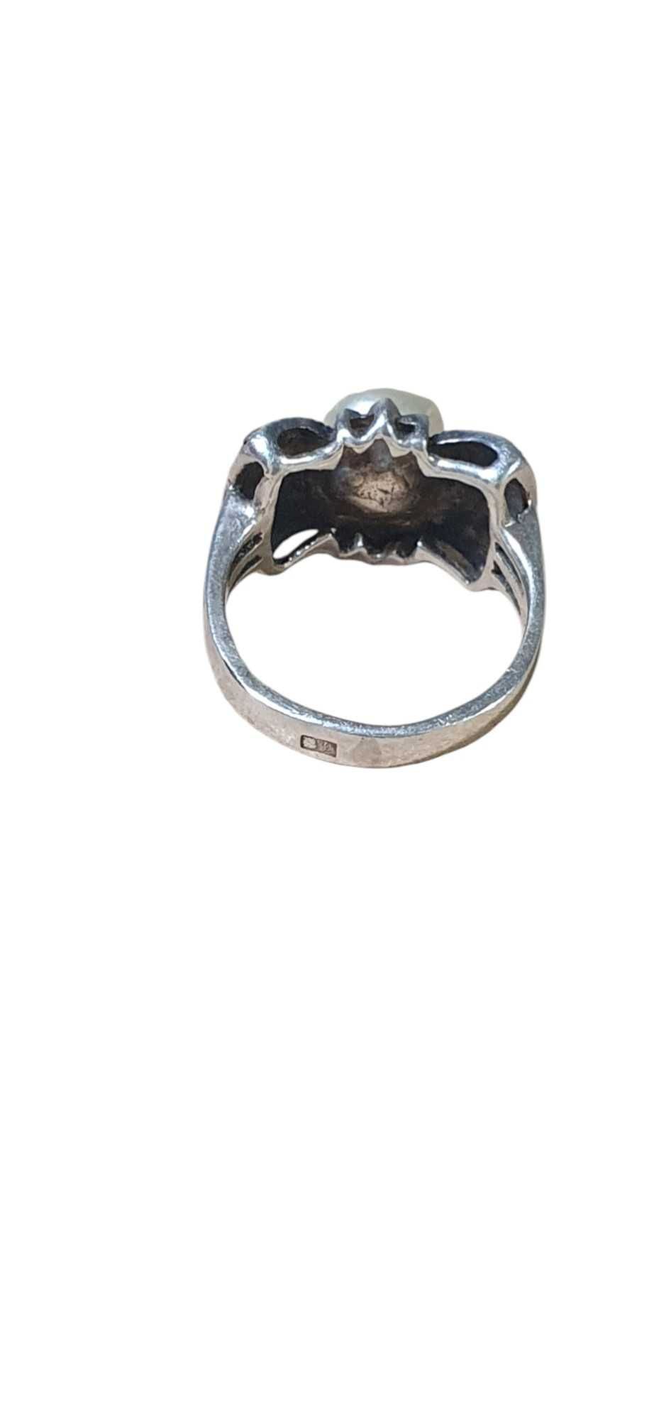 Srebrny pierscionek z perłą 925/4,8g