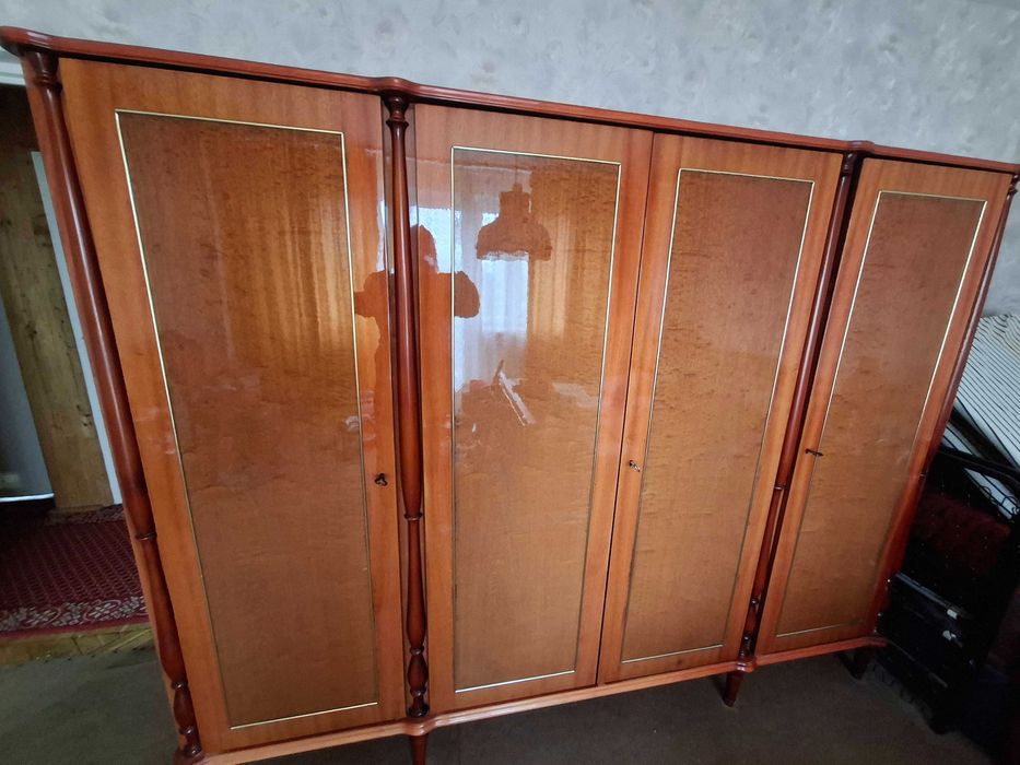 Szafa czterodrzwiowa i 2 stoliki nocne