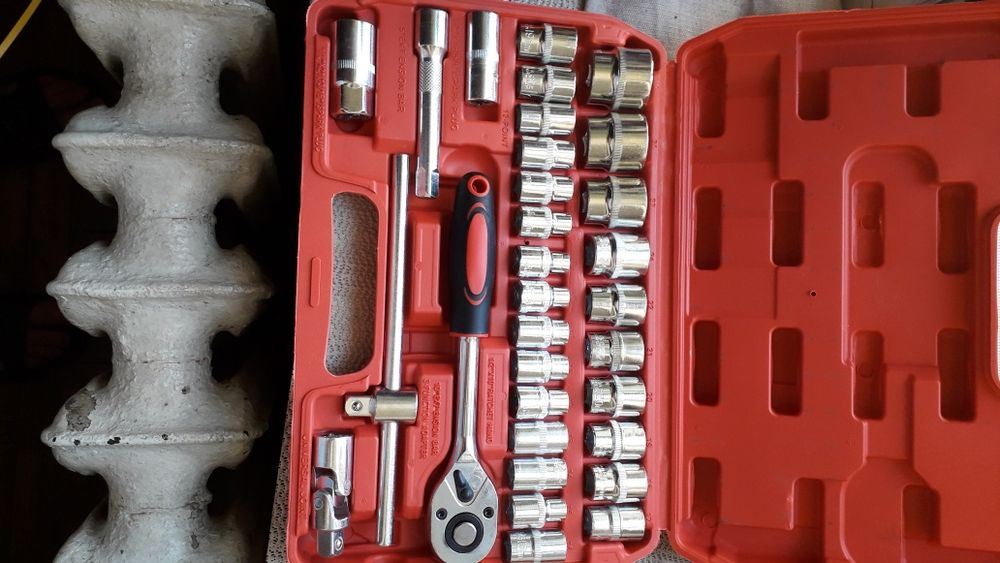 Продам 2 новых набора инструментов