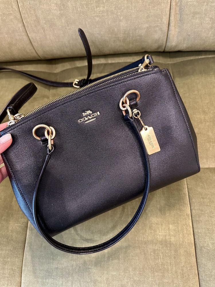 Оригинальная женская кожаная сумка Coach черного цвета среднего размер