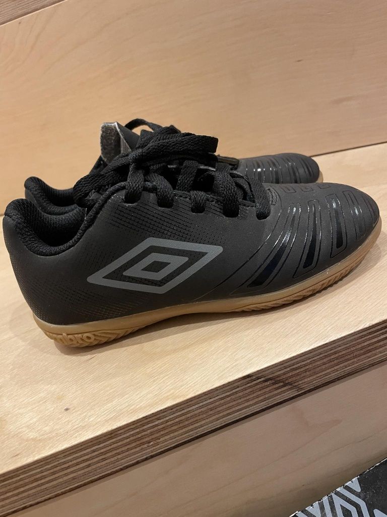 Buty umbro halowe r. 28