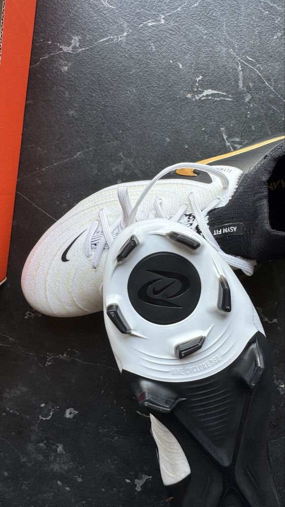 Nike Phantom Luna II Pro FG Black/Gold rozmiar 42, wkładka 26.5 cm