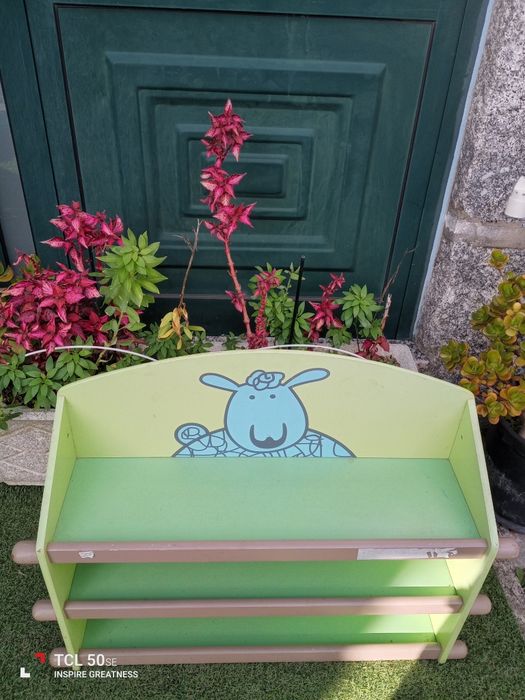 Prateleira de parede para quarto de criança.