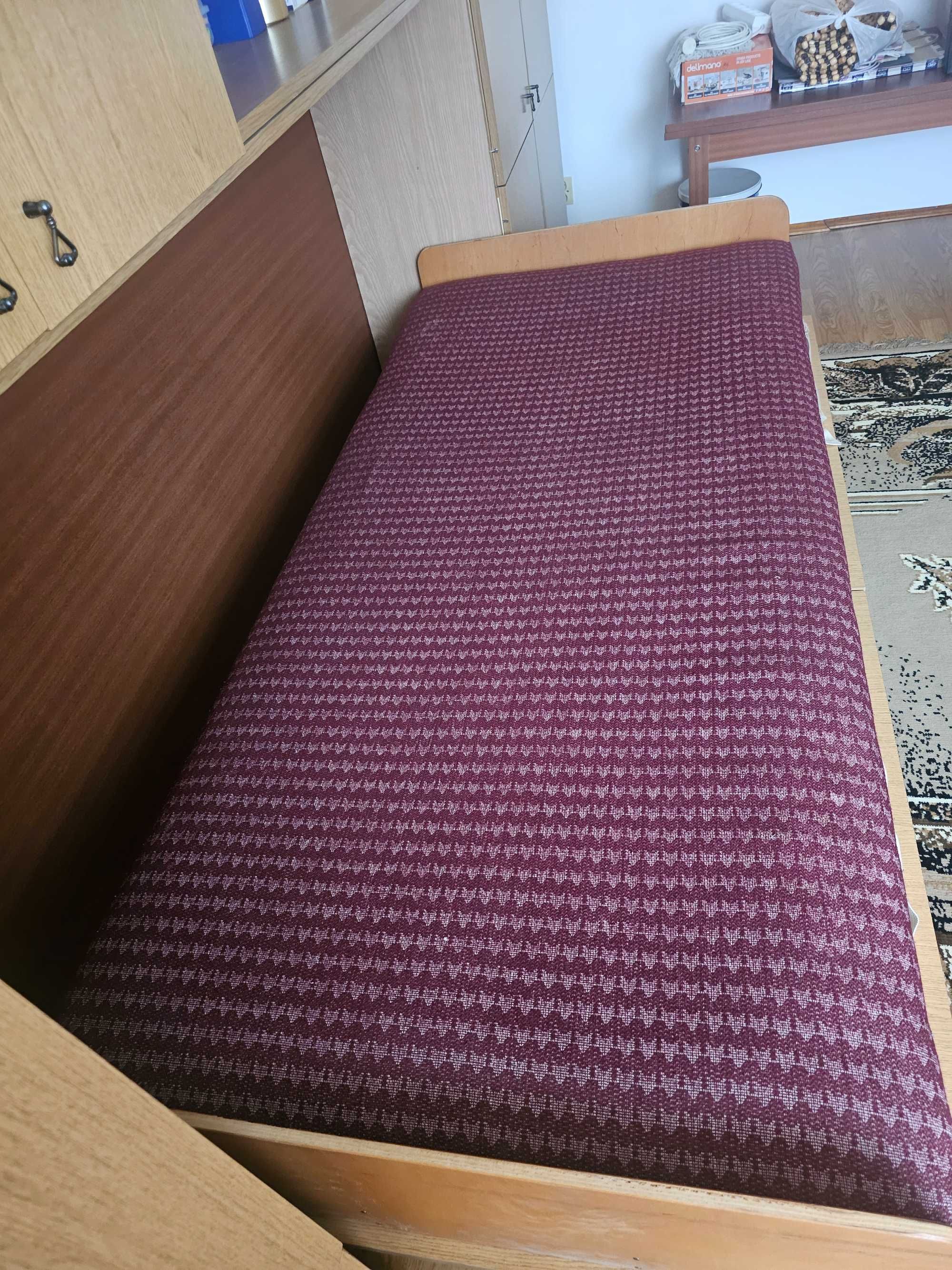 Tapczanpółka z biurkiem, szafą i łóżkiem