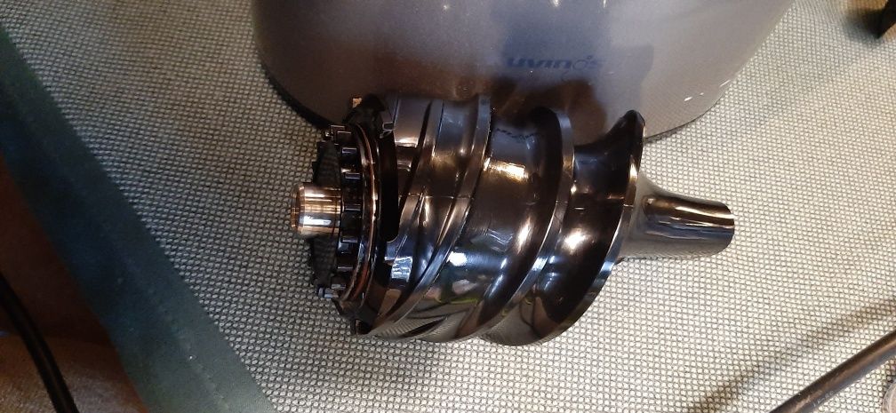 Wyciskarka Kuvings wolnoobrotowa B6000S.