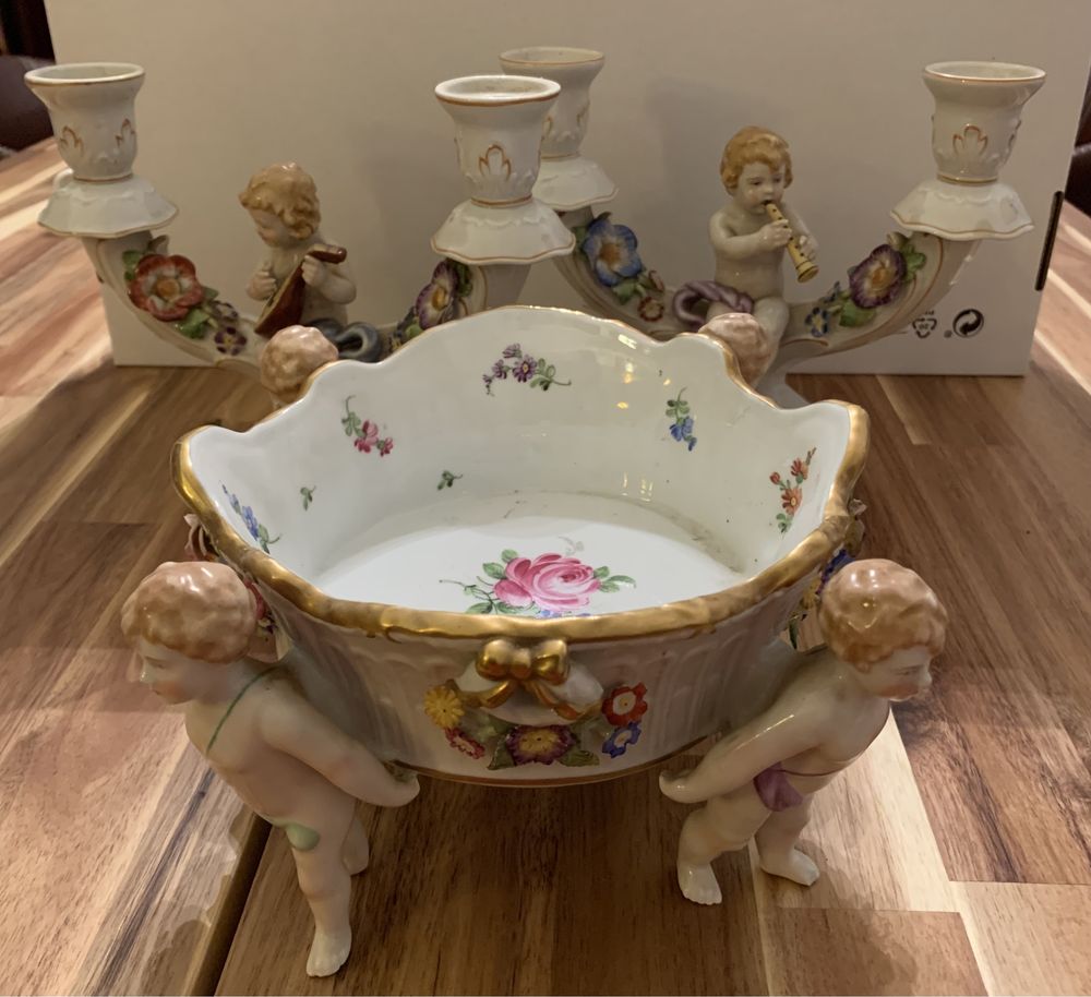 Conjunto de centro de mesa e 2 castiçais em porcelana de origem alemã