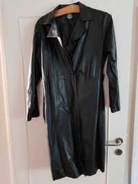 Długi czarny stylowy skóropodobny płaszcz