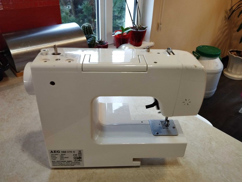 Швейна машина AEG без педалі електроприводу.
