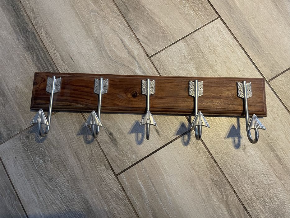 Wieszak na ubrania wiszacy drewniany