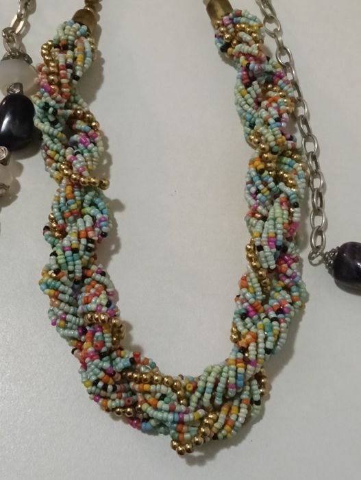 Três belos colares de bijuteria