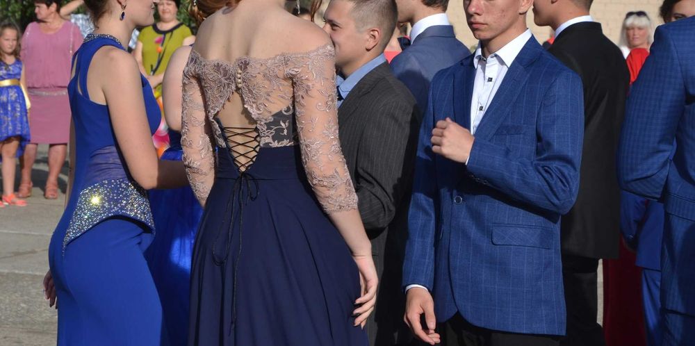 Вечірня сукня на випускний