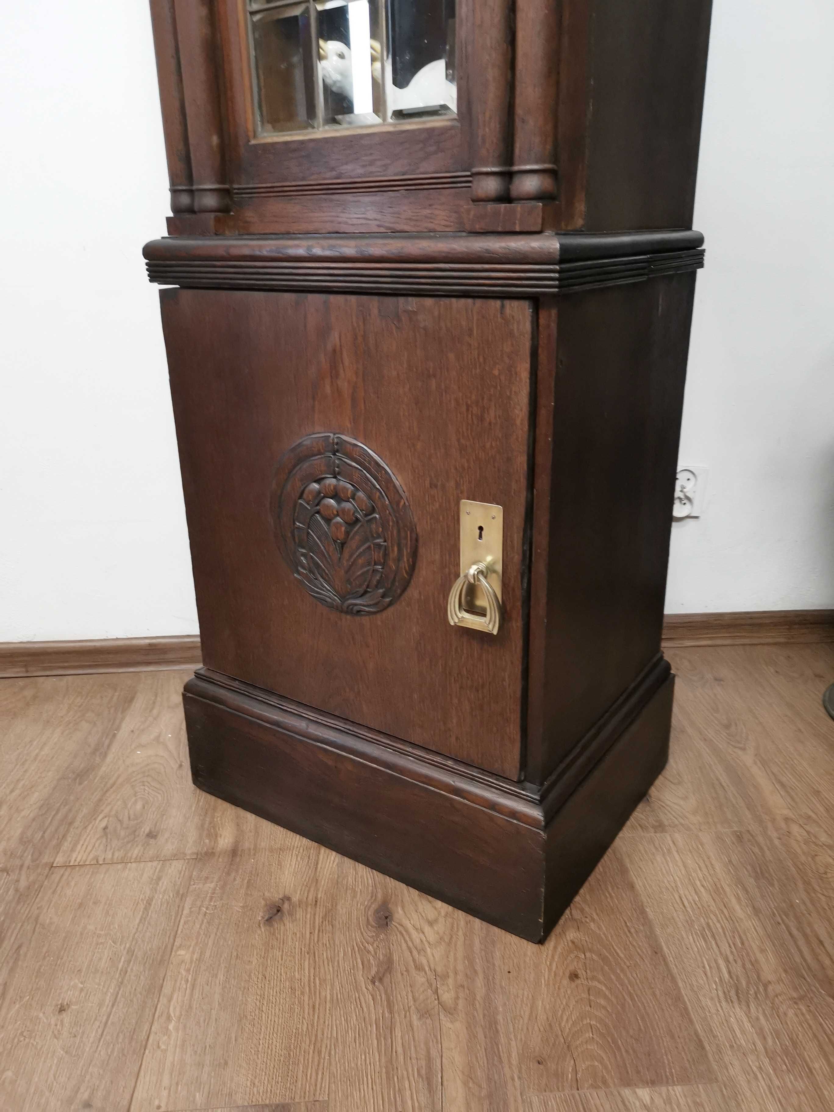 Piękny  słupek biblioteczka 759/2025