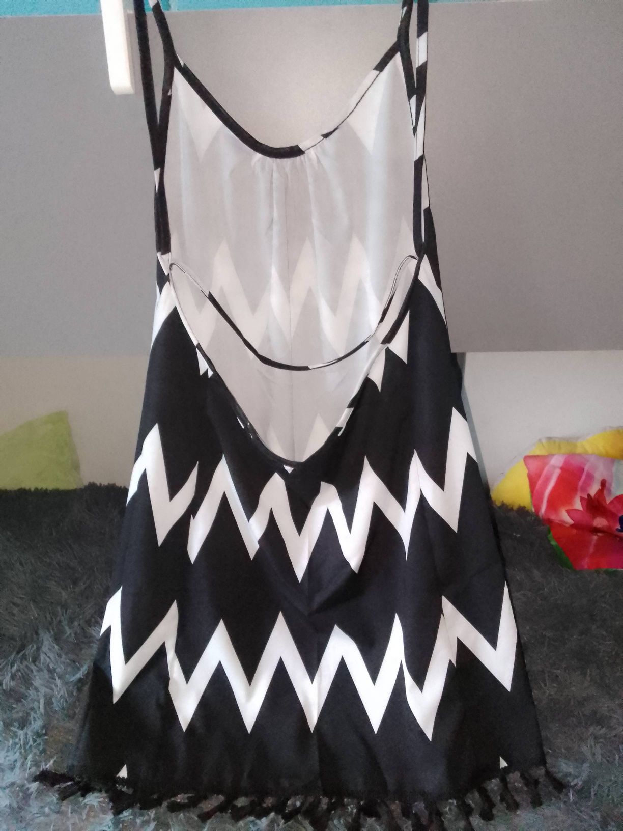 Śliczna nowa sukienka czarna biała krótka letnia plecy gole M L