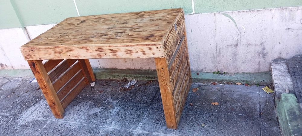 Mesa e 2 bancos corridos em paletes