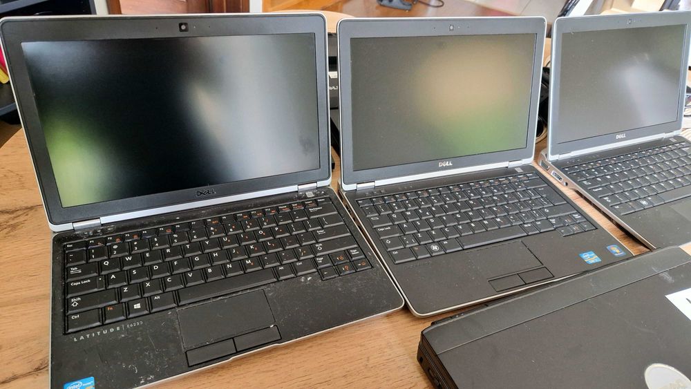 Zestaw 4 laptopy Dell, stacje dokujące Dell, zasilacze