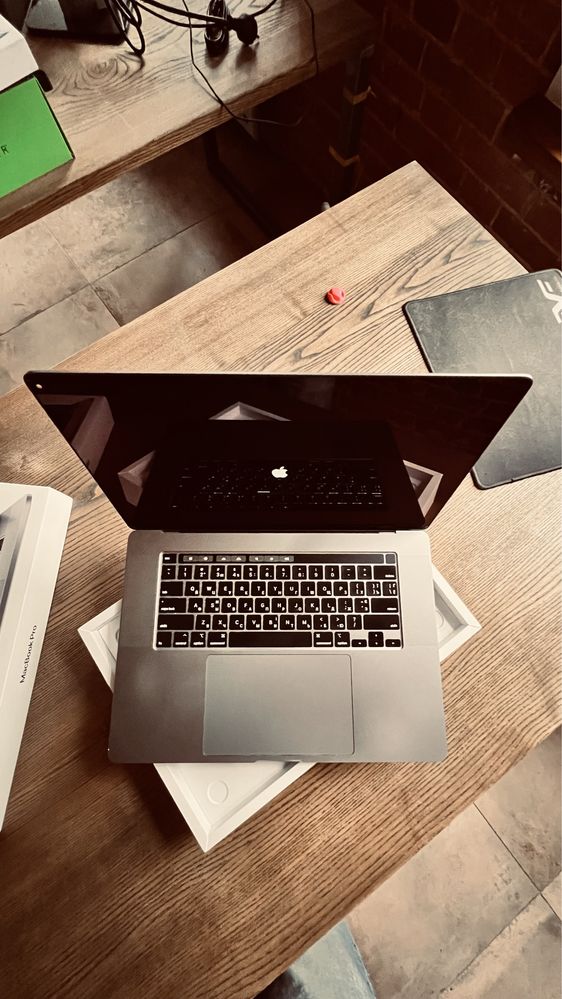 Продам ноутбук macbook pro 16 2019 A2141 2.3GHz 16GB Radeon 5500M