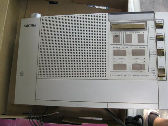 Винтажный радиоприемник с часами,philips d-3300,рабочий.