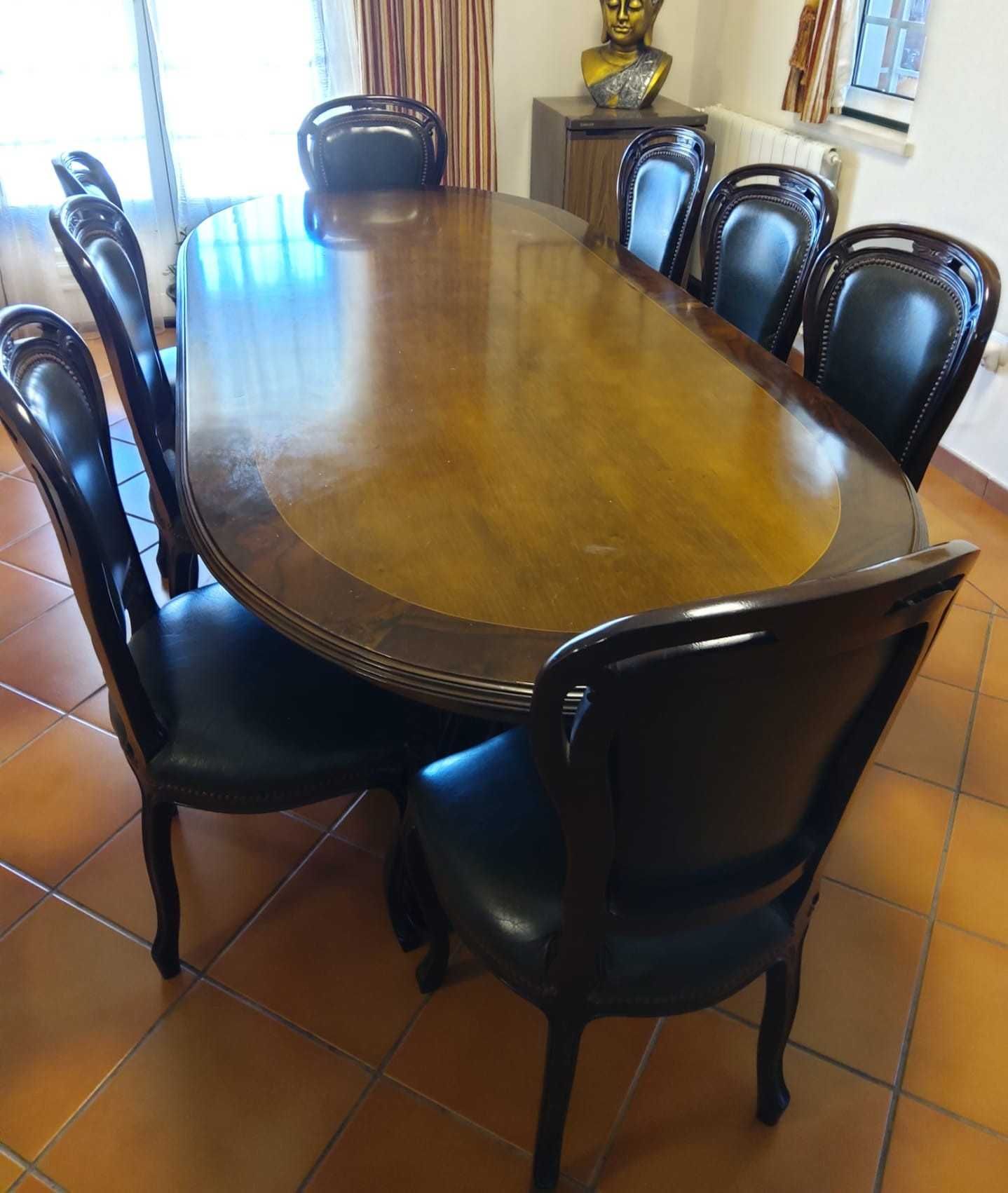 Mesa de Jantar com 8 Cadeiras tudo em Mogno e em muito bom estado