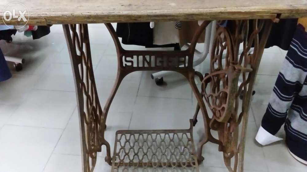 Maquina de costura antiga(singer) mesa em ferro trabalhado