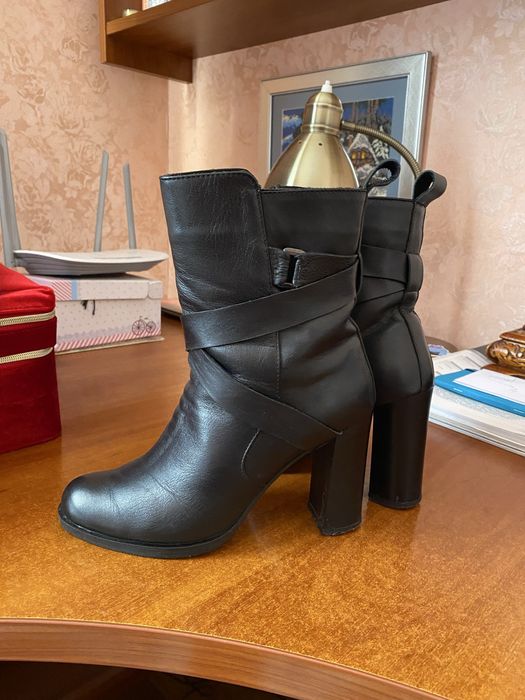 Черевички шкіряні на підборах.