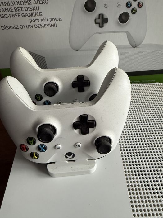 Xbox One S All-Digital + 2 pady + stacja ładująca