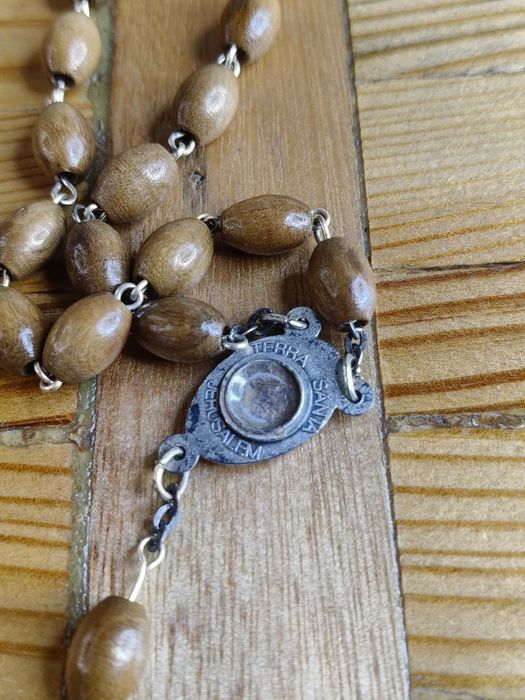 Stary różaniec z ziemią z Jerozolimy 74