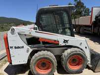 Bobcat S450 com balde e garfos