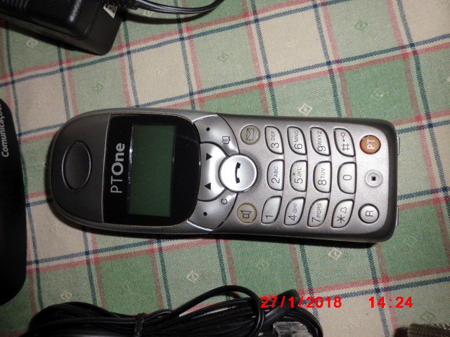 um telefone portatil com base de ligar á linha.