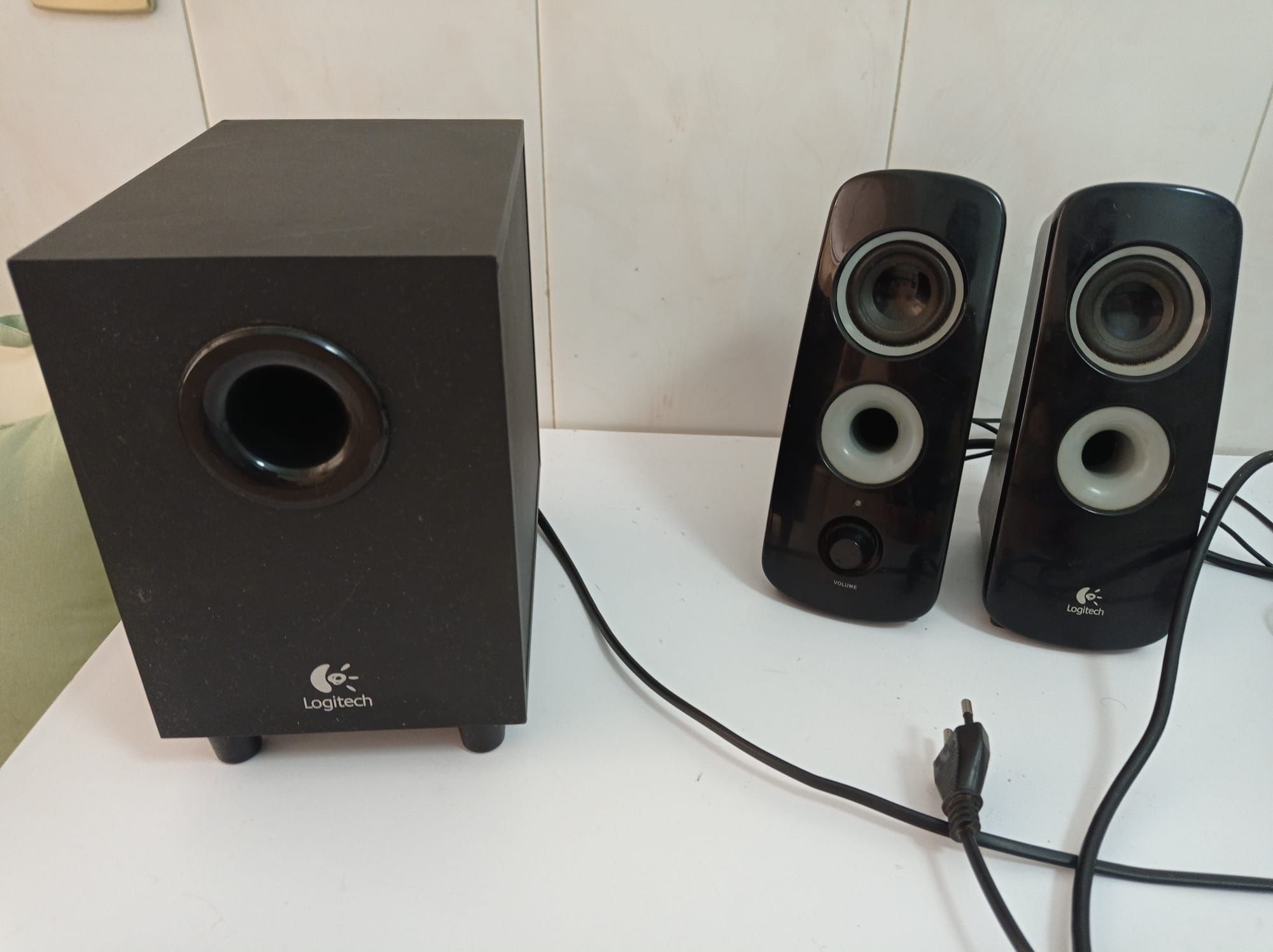 Colunas de som em bom estado