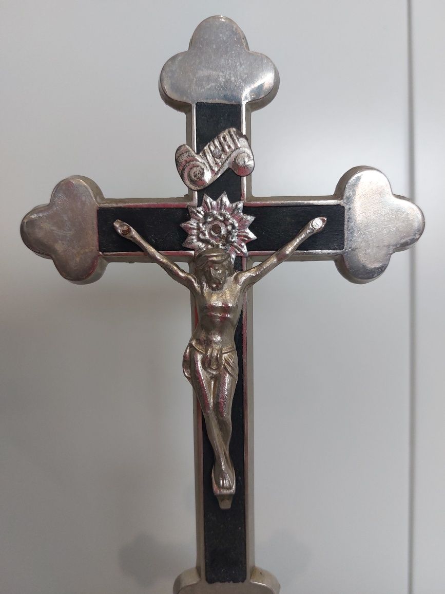Metalowy stary krzyż modlitewny, krucyfiks, krzyż pasyjny