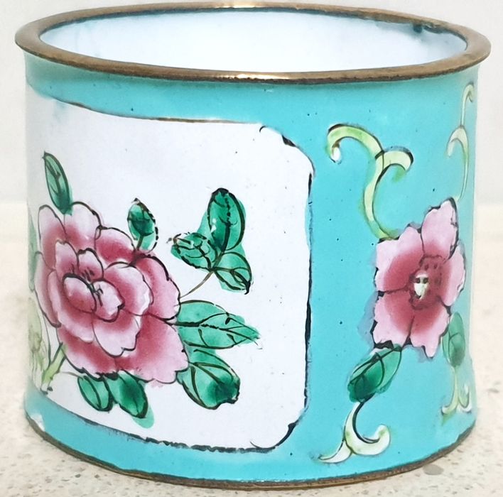 Linda argola de guardanapo asiática vintage com esmalte