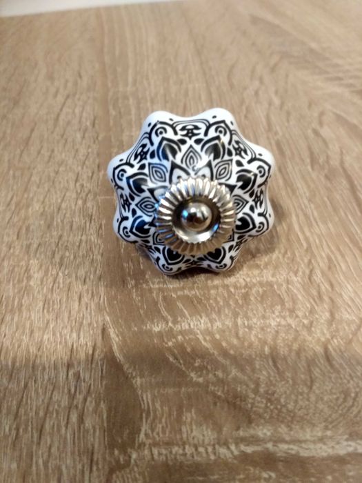 Jasna gałka z czarnym wzorem.Ceramiczny dla Szuflad