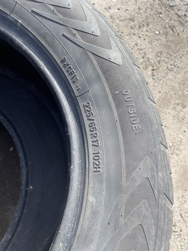 Комплект літніх шин 225/65 r17 TOYO