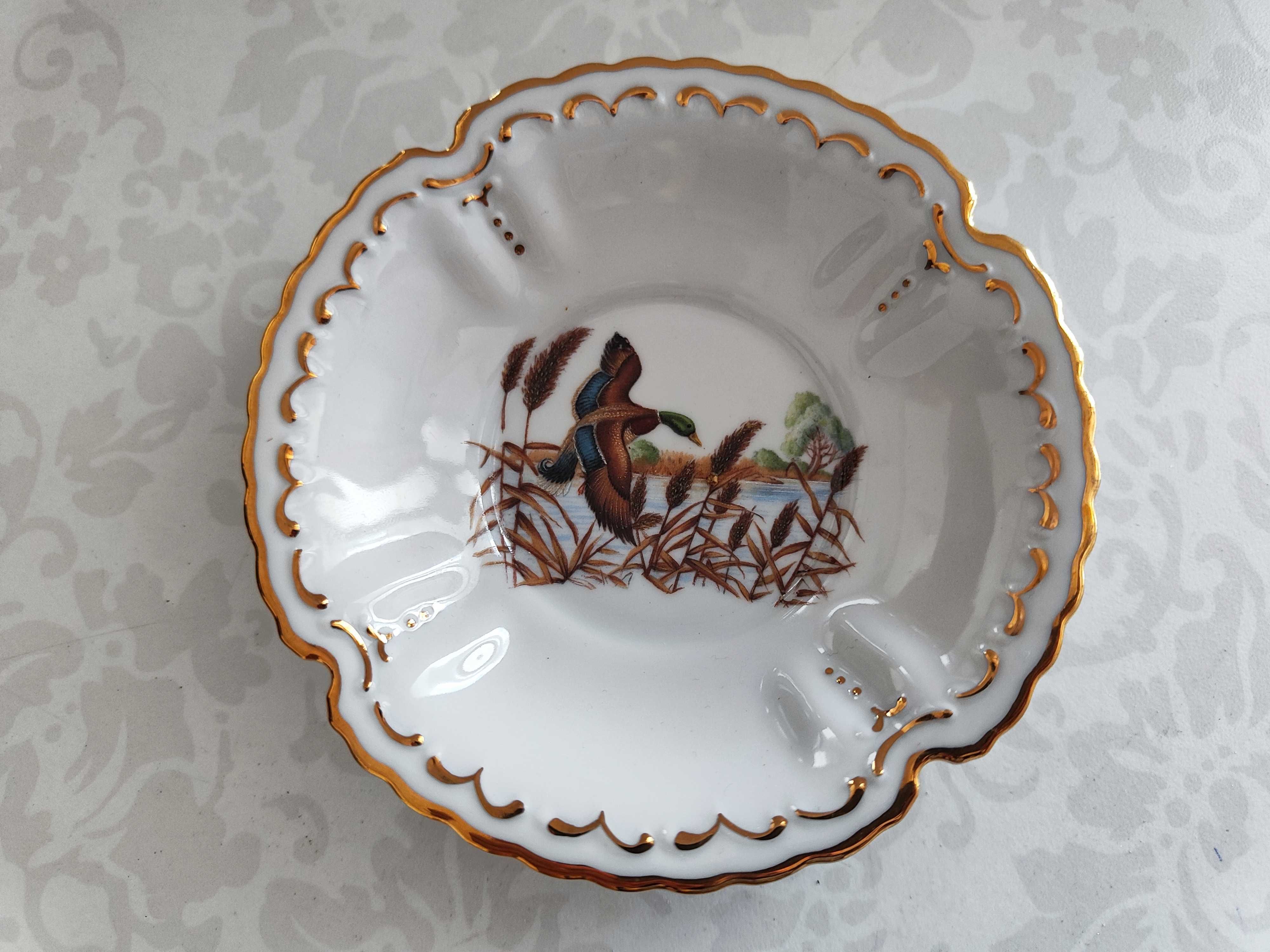 Piękna porcelanowa filiżanka sygnowana Carlasbad Czechy z zającem