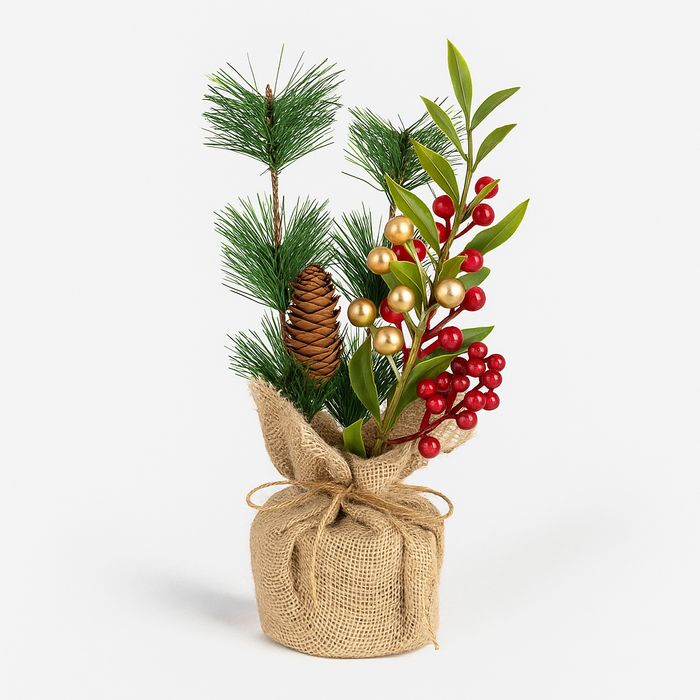 Arranjo natalino com pinha e frutos vermelhos