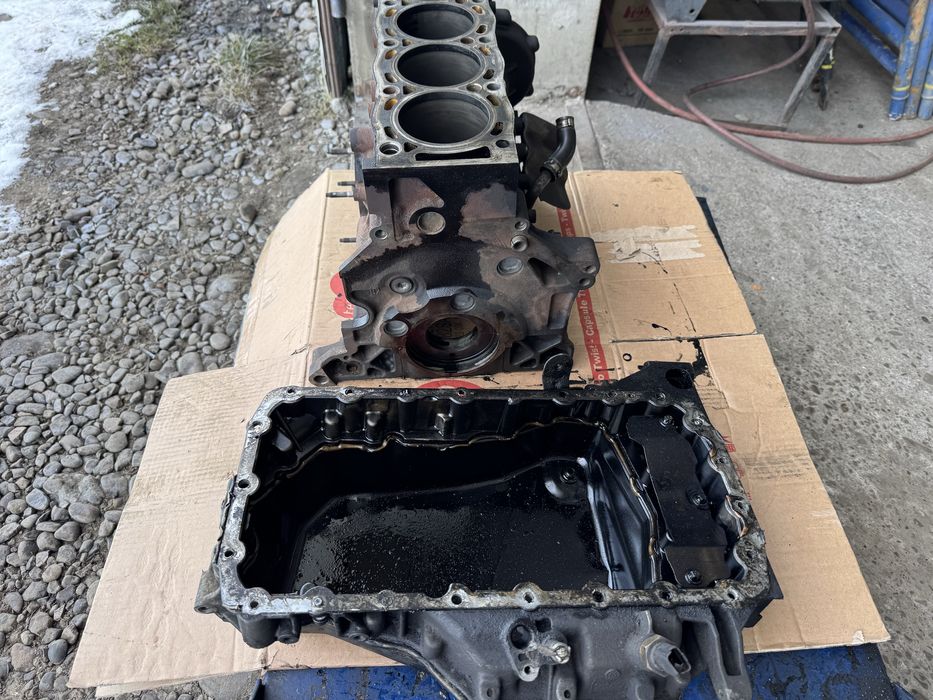Блок циліндрів двигун низ (пеньок) піддон Citroen Peugeot 2.2 HDi 4HN