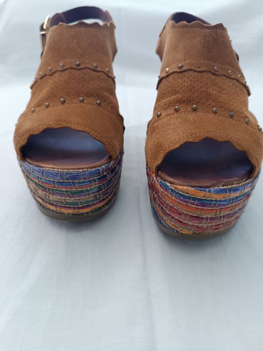 Sandálias compensadas