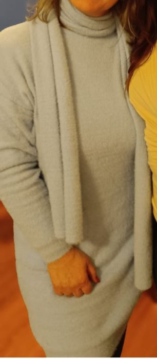 Vestido em lã muito quente com cachecol