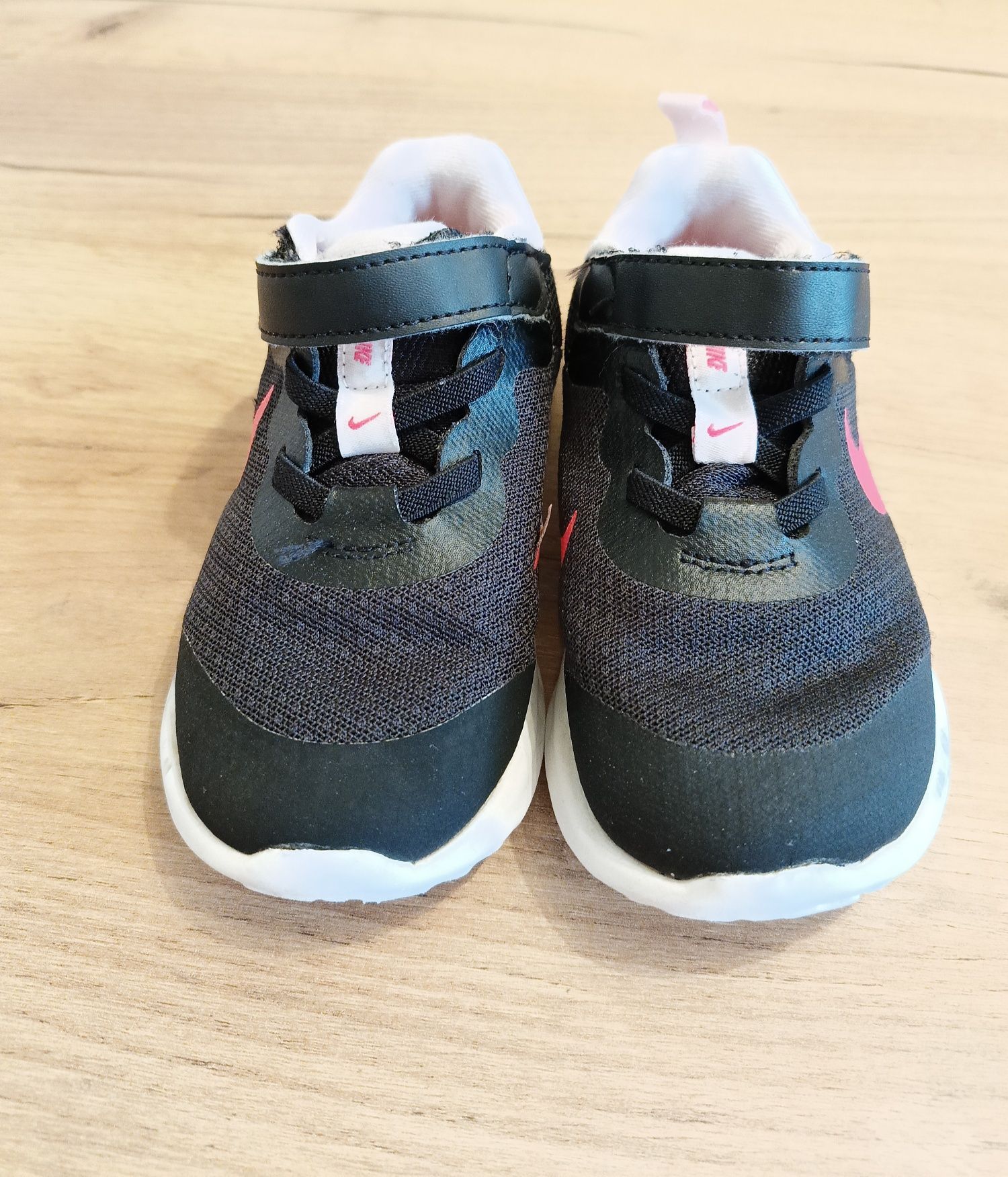 Buty Nike dla dziewczynki r. 26