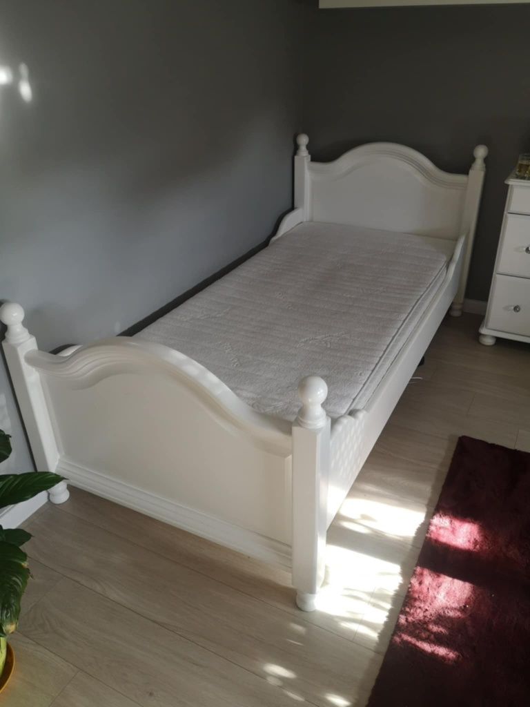 Łóżko białe, drewniane z materacem