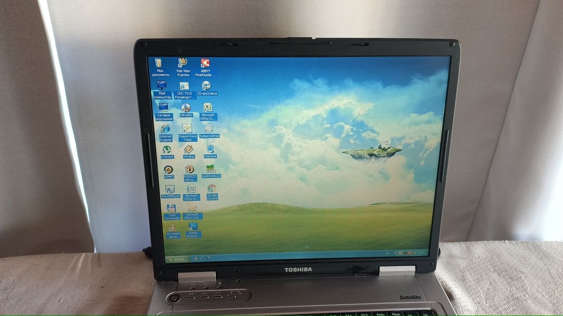 Ноутбук Toshiba (Тошиба) старенька