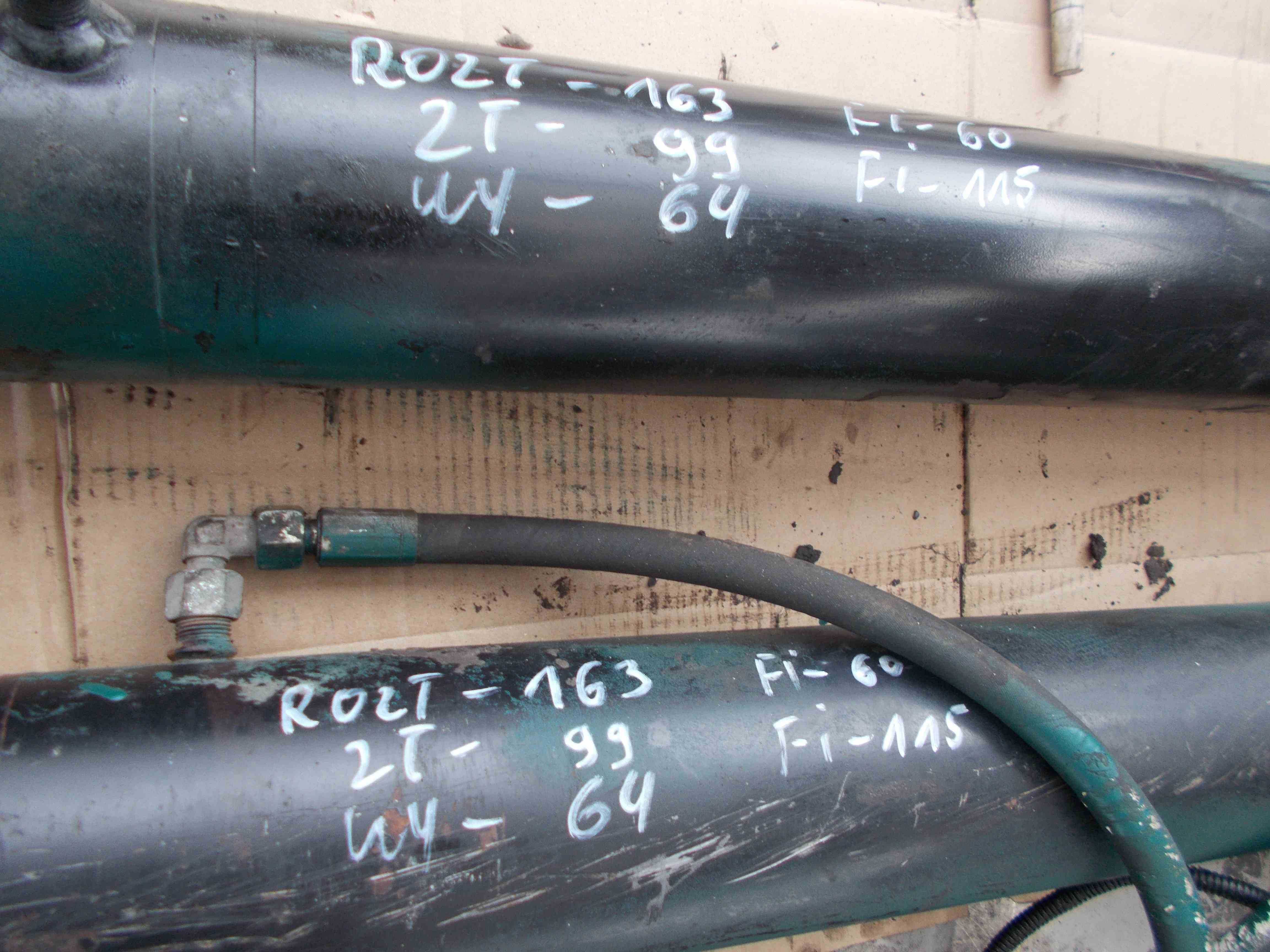 Siłownik hydrauliczny dwustronnego działania 163cm rozłożony