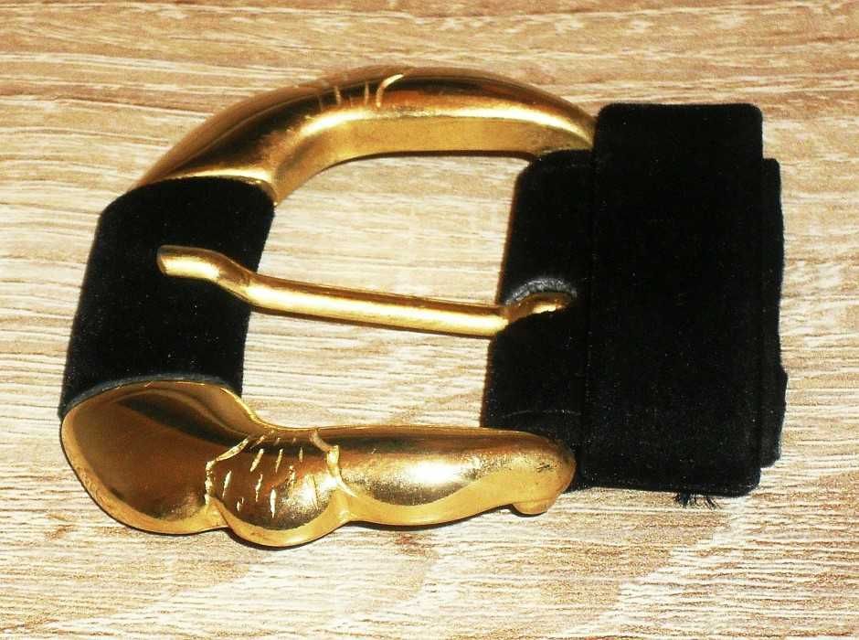 Stara masywna metalowa klamra do paska, kolor złoty z czarnym zamszem