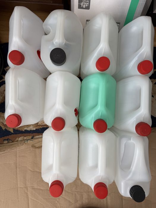 Каністри пластикові.