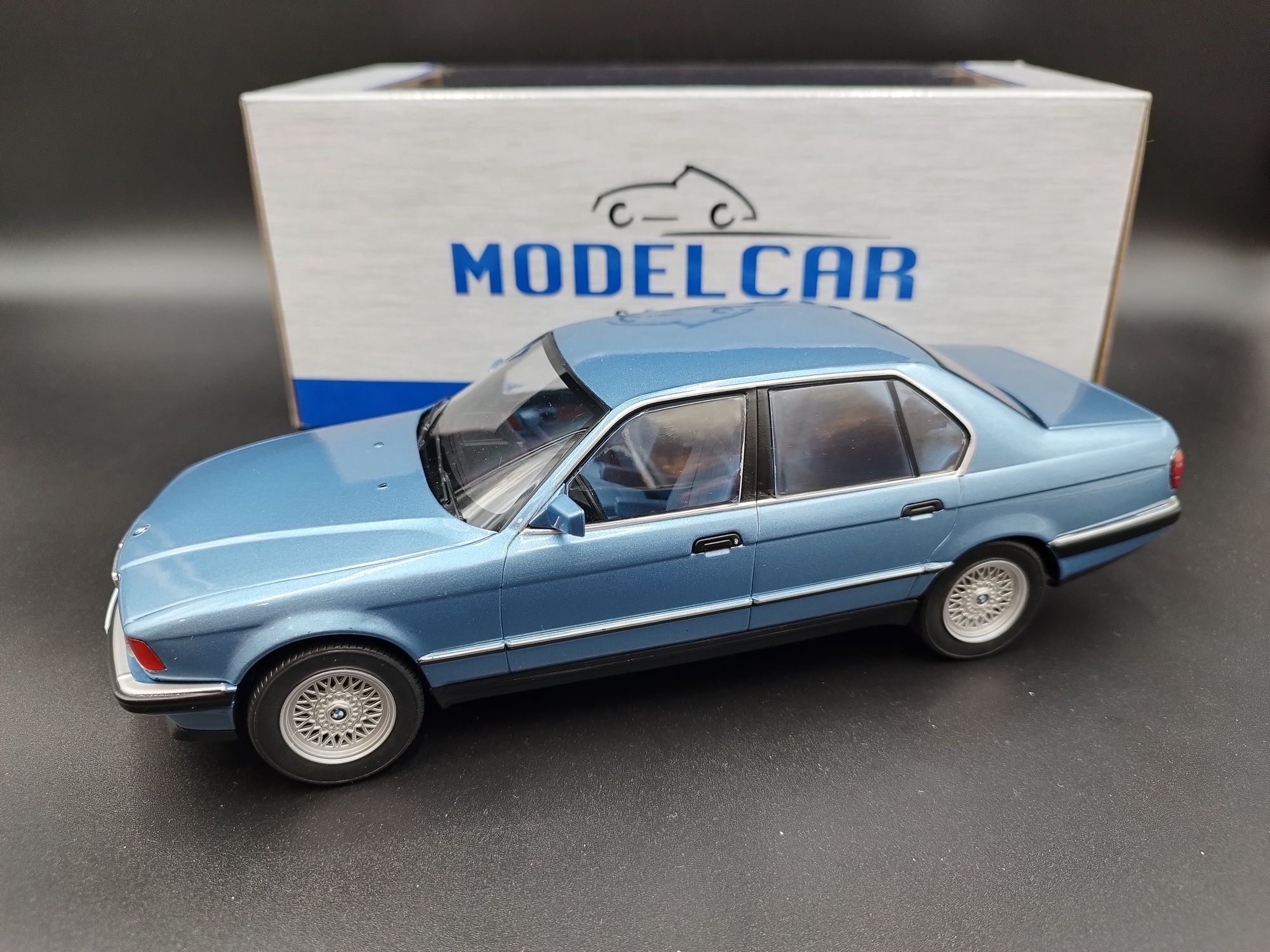 1:18 MCG BMW 730i E32 (1992) model nowy niebieski 
Kod producenta:	MCG
