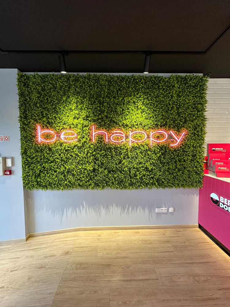 Jardim vertical 11m2 com Neon BE HAPPY